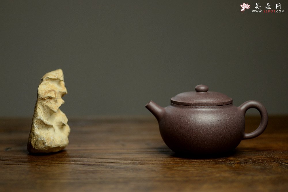 紫砂壶图片：此壶圆润饱满 做工精致 优质青灰泥 全手鼓腹 - 美壶网