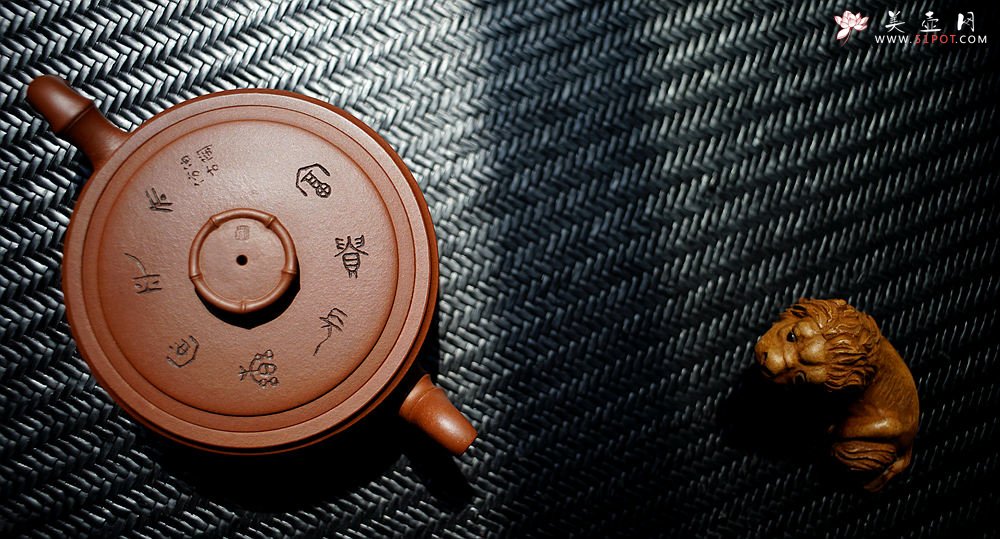 紫砂壶图片：史云棠高徒储俊伟作品 刘世涛装饰 文气十足 全手扁竹段 - 美壶网