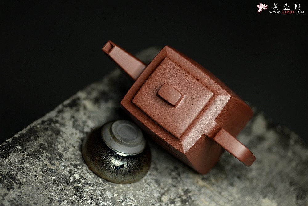 紫砂壶图片：挺拔刚正 稳重大方 文气装饰 空刻逸云 全手志在四方 - 美壶网