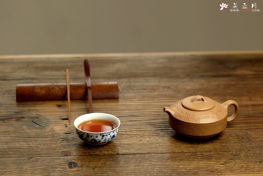 紫砂壶图片：国助工唐文作品  国助工袁德波装饰通转梅花 优质段泥 传统器形 扁石 - 美壶网