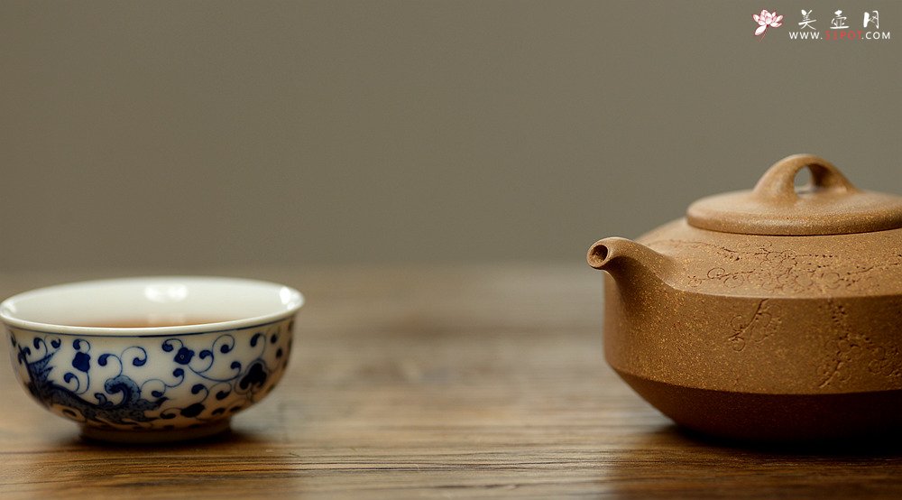 紫砂壶图片：国助工唐文作品  国助工袁德波装饰通转梅花 优质段泥 传统器形 扁石 - 美壶网