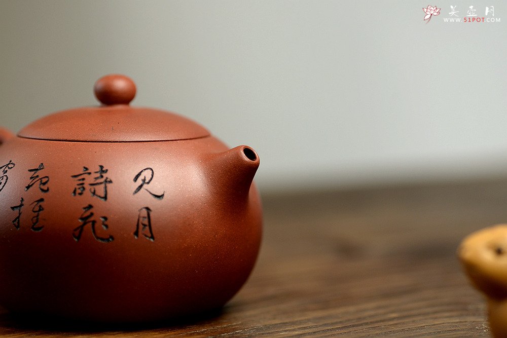 紫砂壶图片：优质老清水泥 圆润饱满 可人西施 文气的装饰  - 美壶网