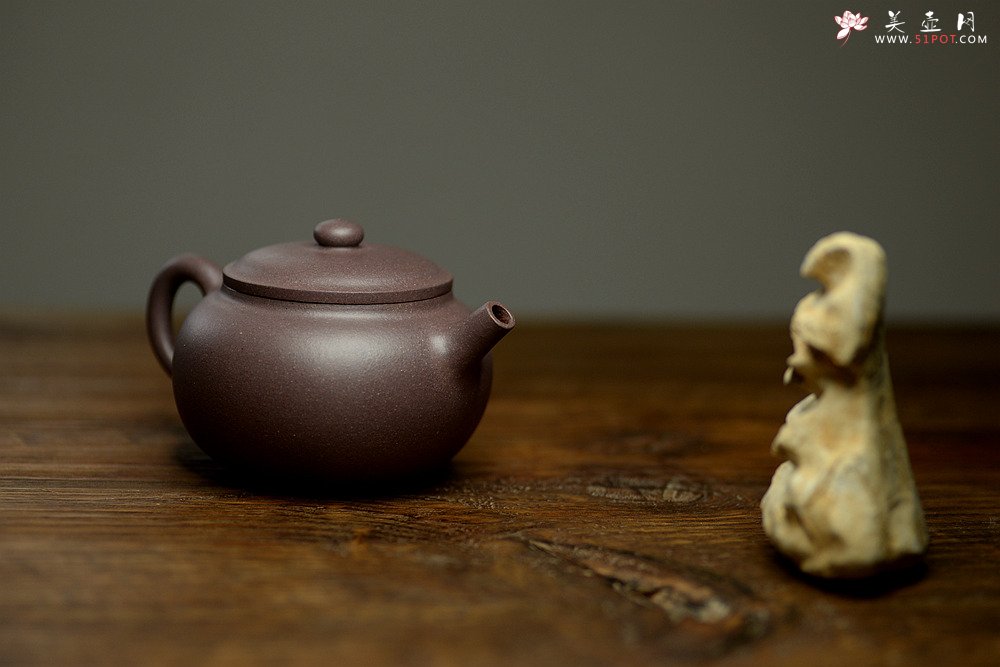 紫砂壶图片：此壶圆润饱满 做工精致 优质青灰泥 全手鼓腹 - 美壶网