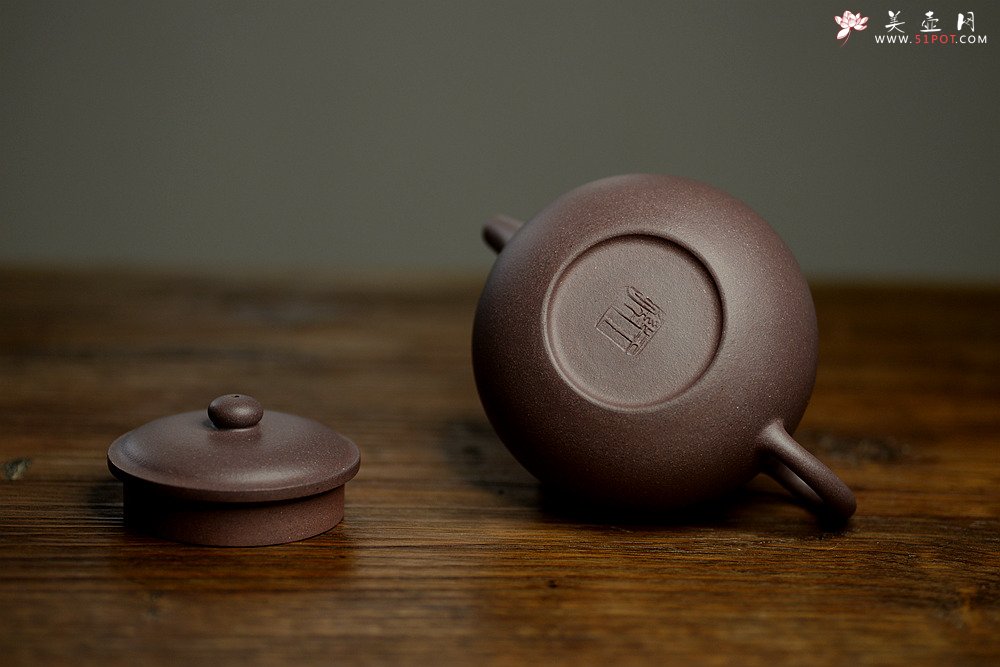 紫砂壶图片：此壶圆润饱满 做工精致 优质青灰泥 全手鼓腹 - 美壶网
