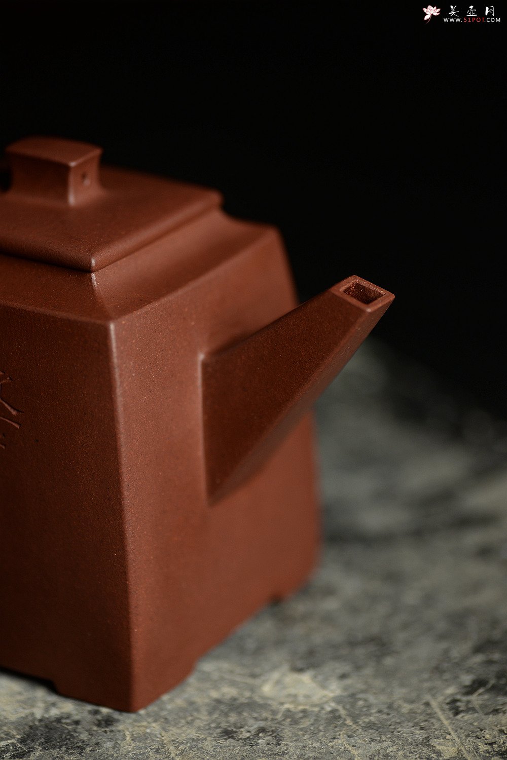 紫砂壶图片：挺拔刚正 稳重大方 文气装饰 空刻逸云 全手志在四方 - 美壶网