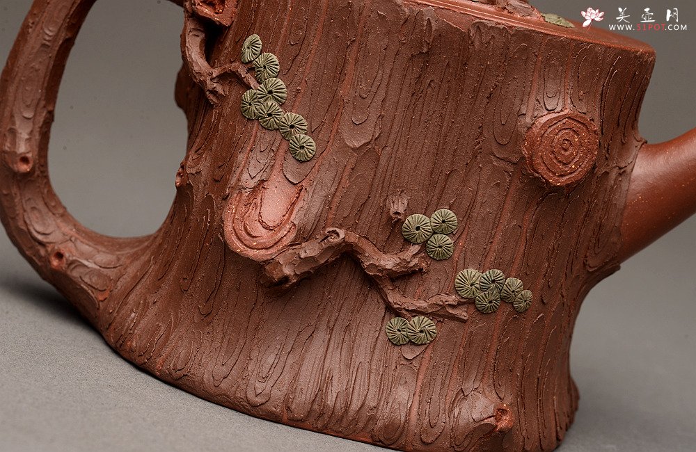 紫砂壶图片：优质地槽青 全手双色大黑松 引人流连 苍劲古松 - 美壶网