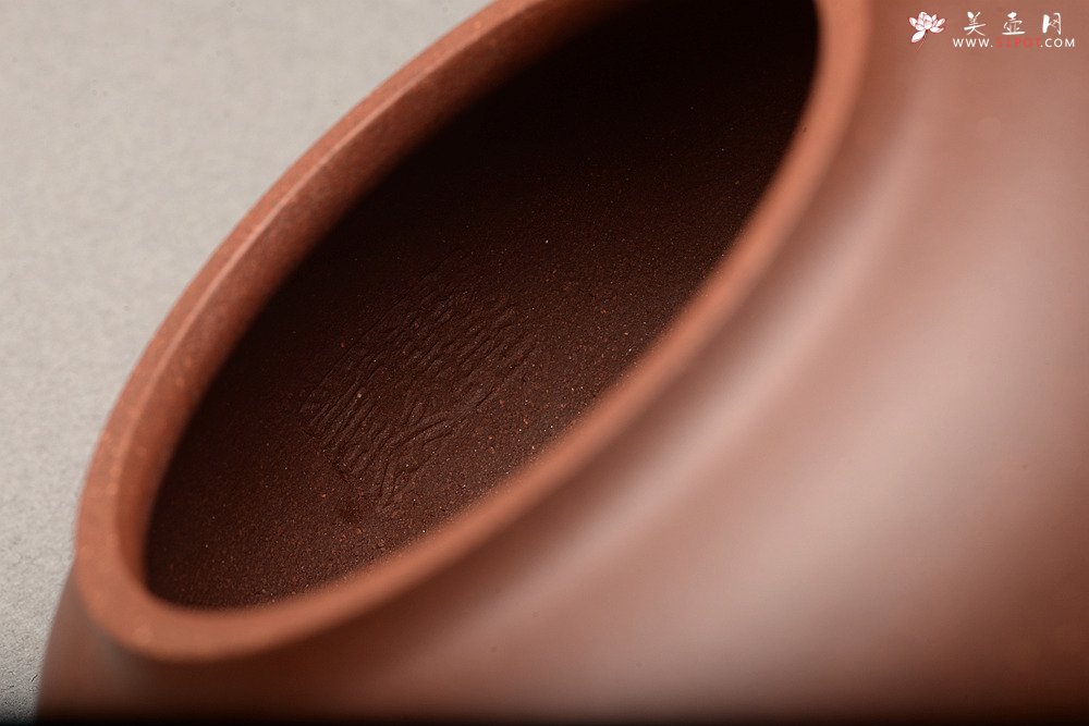 紫砂壶图片：饱满圆润 简意花货 全手脱颖 万阗阗夫人作品 - 美壶网