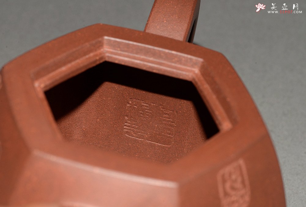 紫砂壶图片：高雅厚稳 全手六方秦权 强强联合 国高工陈宏林装饰 - 美壶网