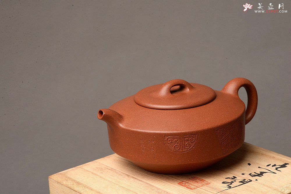 紫砂壶图片：万阗阗作品 国师和石精心装饰瓦当 全手扁石 古味韵长~ - 美壶网