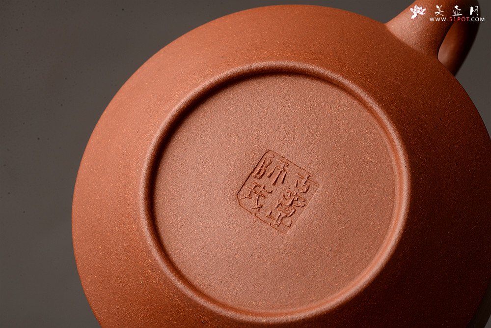 紫砂壶图片：万阗阗作品 国师和石精心装饰瓦当 全手扁石 古味韵长~ - 美壶网