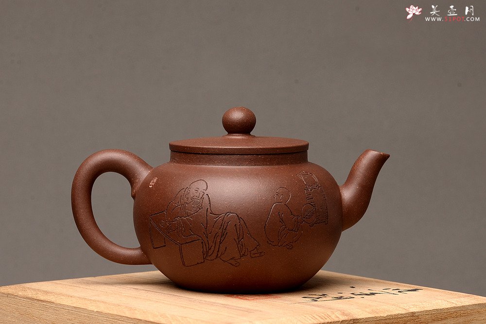 紫砂壶图片：张听钢精刻之作 全手平盖莲子 耐品古朴 油润老紫泥调砂 - 美壶网