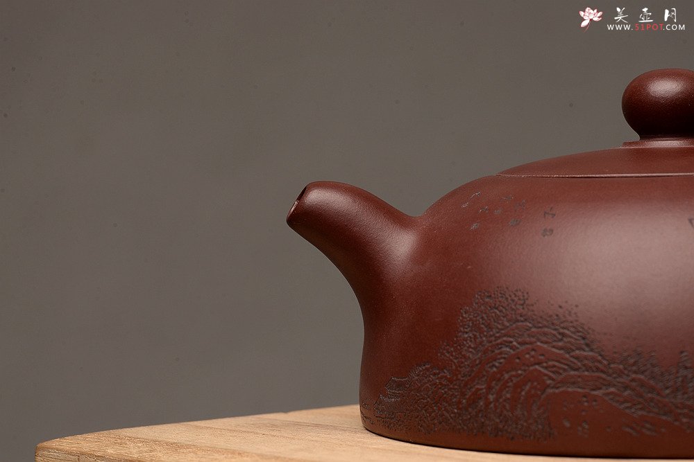 紫砂壶图片： 优质底料 李彦雄通景山水 全手小半月 古体山水 - 美壶网