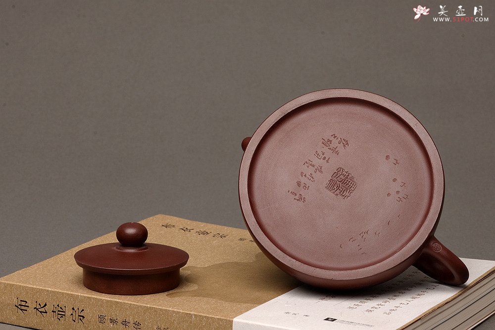 紫砂壶图片： 优质底料 李彦雄通景山水 全手小半月 古体山水 - 美壶网