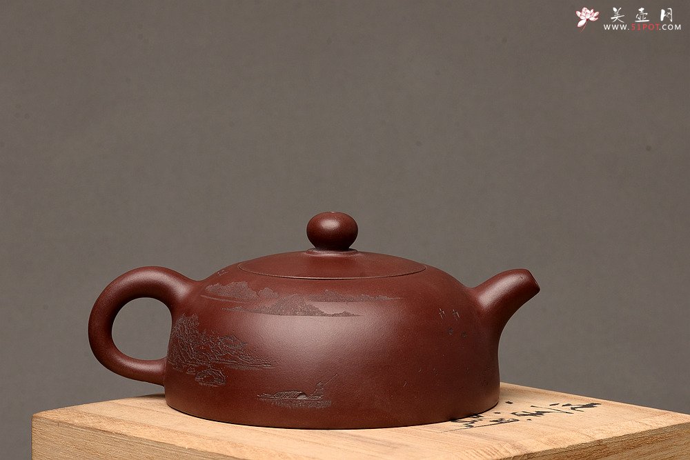 紫砂壶图片： 优质底料 李彦雄通景山水 全手小半月 古体山水 - 美壶网