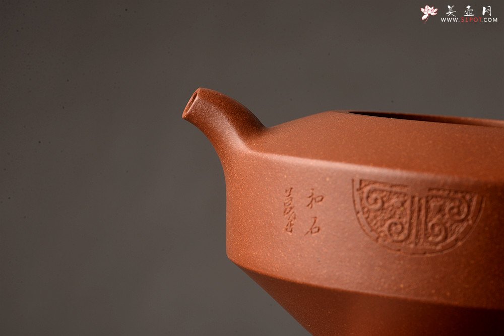 紫砂壶图片：万阗阗作品 国师和石精心装饰瓦当 全手扁石 古味韵长~ - 美壶网