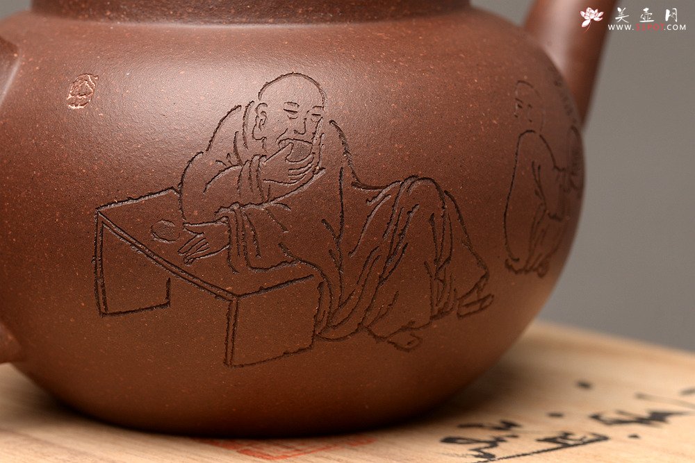 紫砂壶图片：张听钢精刻之作 全手平盖莲子 耐品古朴 油润老紫泥调砂 - 美壶网