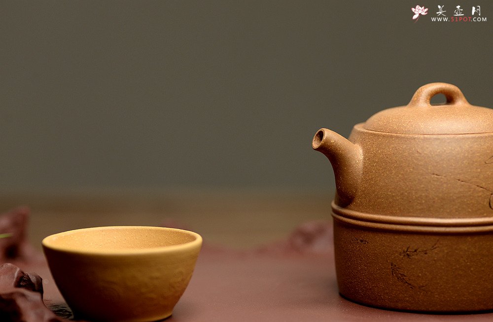 紫砂壶图片：国助工唐文新作 至雍壶 由游心堂主人装饰 - 美壶网