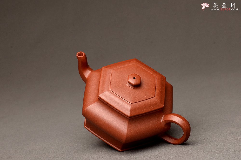 紫砂壶图片：何卫枫全手新品 线条清晰流畅 全手六方虚扁 - 美壶网