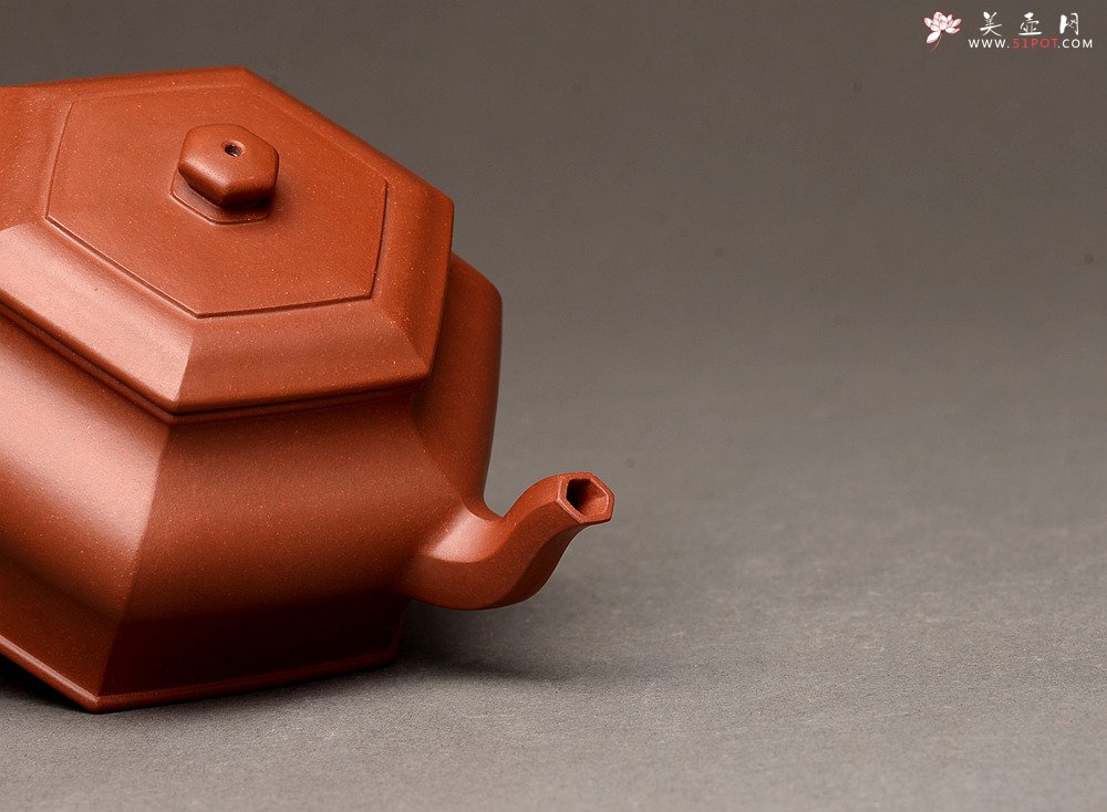 紫砂壶图片：何卫枫全手新品 线条清晰流畅 全手六方虚扁 - 美壶网