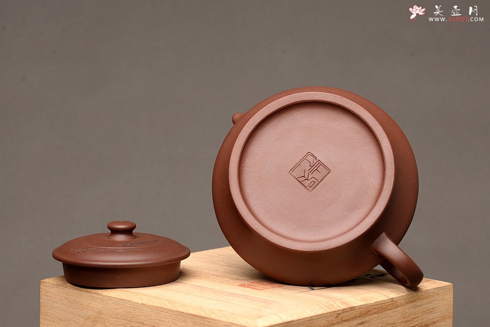 紫砂壶图片：吴杰全手新品 陆轶舟精心装饰 文雅秀气 全手虚扁 - 美壶网