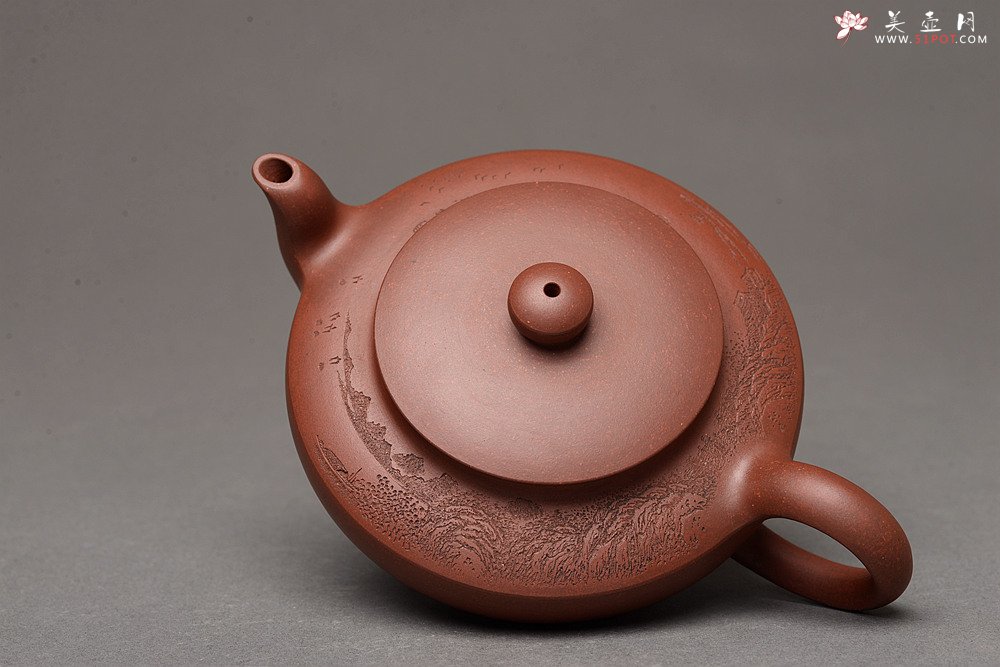 紫砂壶图片：何卫枫 优质底槽青 全手汉扁 李彦雄装饰通景山水 传统经典 强强联合 - 美壶网