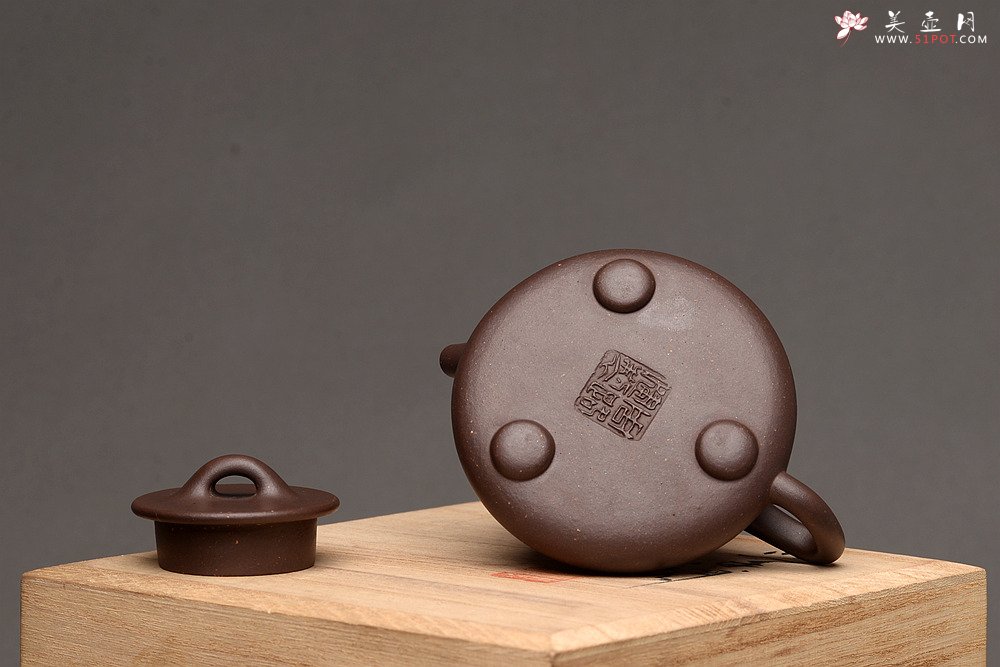 紫砂壶图片：难得老紫泥 仅此一把 周路健全手精品 骨肉均挺 全手小子冶石瓢 - 美壶网