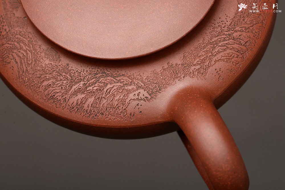 紫砂壶图片：何卫枫 优质底槽青 全手汉扁 李彦雄装饰通景山水 传统经典 强强联合 - 美壶网