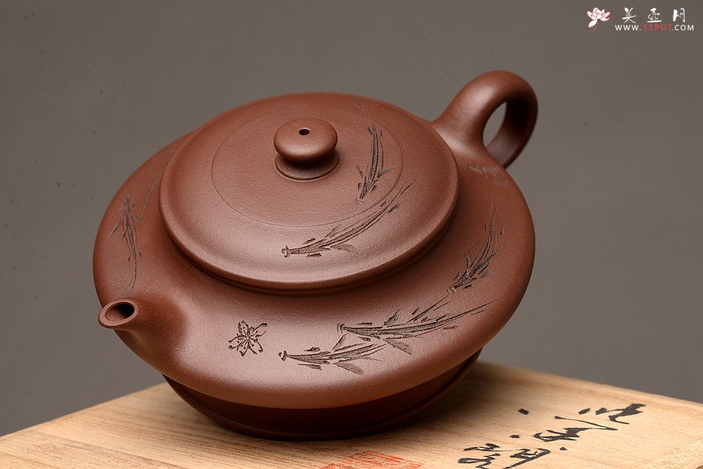 紫砂壶图片：吴杰全手新品 陆轶舟精心装饰 文雅秀气 全手虚扁 - 美壶网