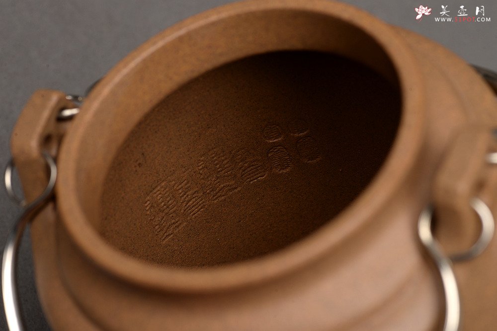 紫砂壶图片：李彦雄精刻山水 饱满匀称 挺拔高俊 全手牛盖洋桶 气韵十足 - 美壶网