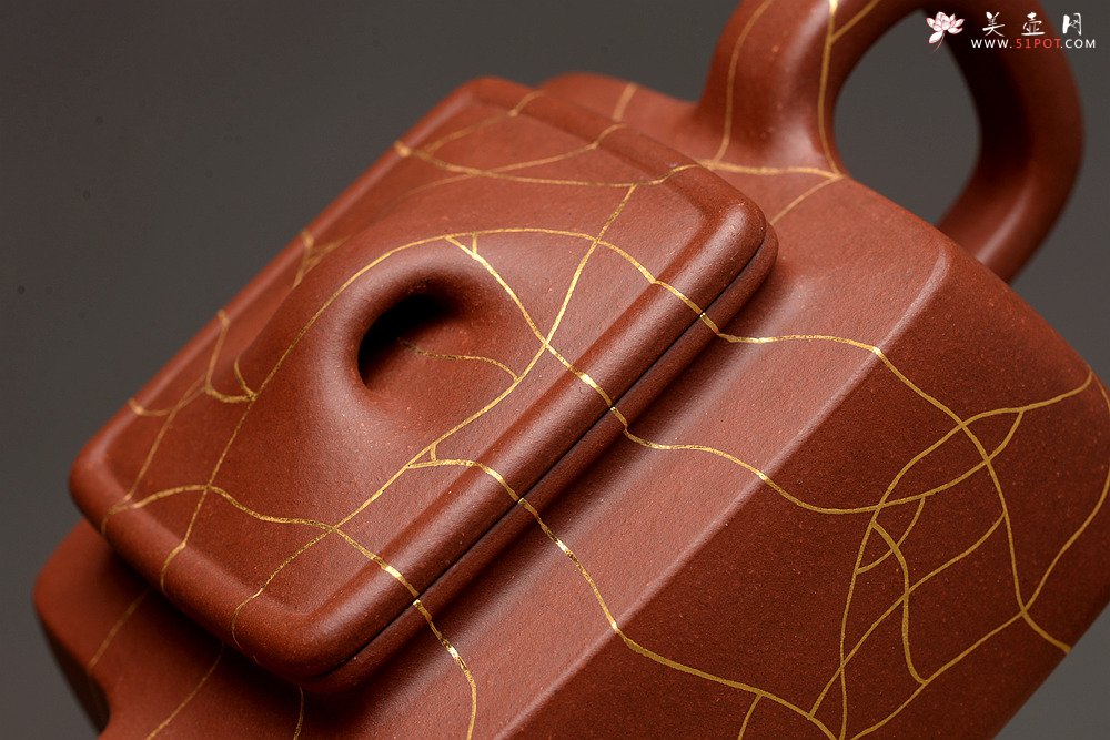 紫砂壶图片：优质底槽青 冰纹魅力~沉稳之作 全手金律四方 真金装饰 - 美壶网