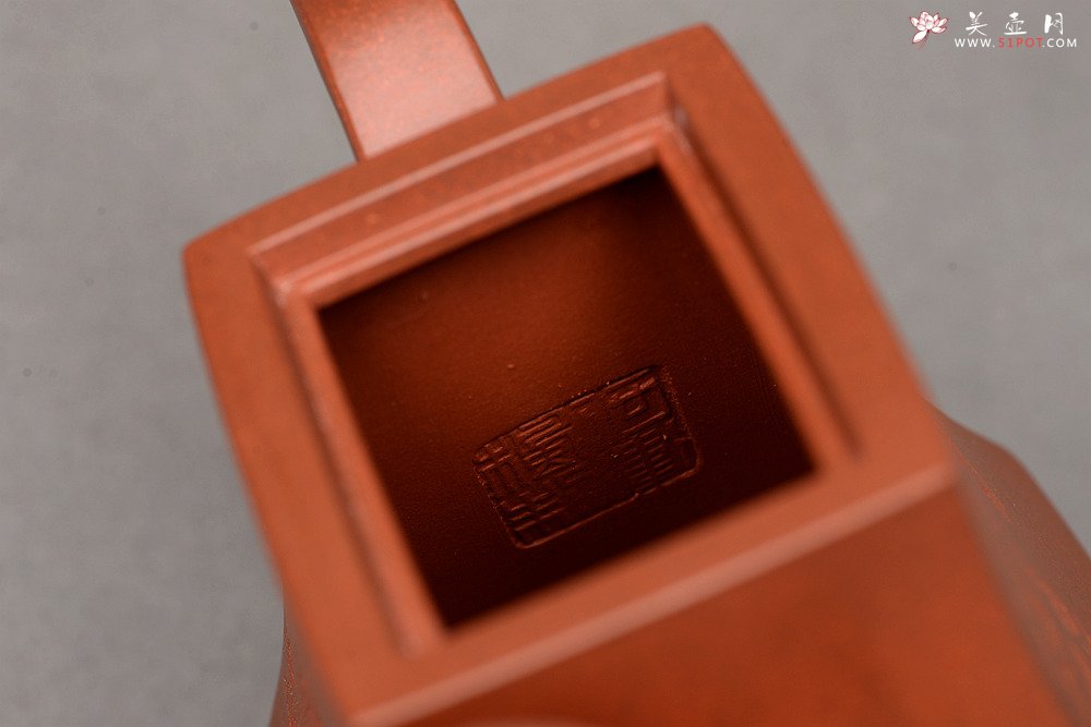 紫砂壶图片：大师风范 稳如泰山 国工师陈宏林装饰  全手方钟 珍藏 - 美壶网