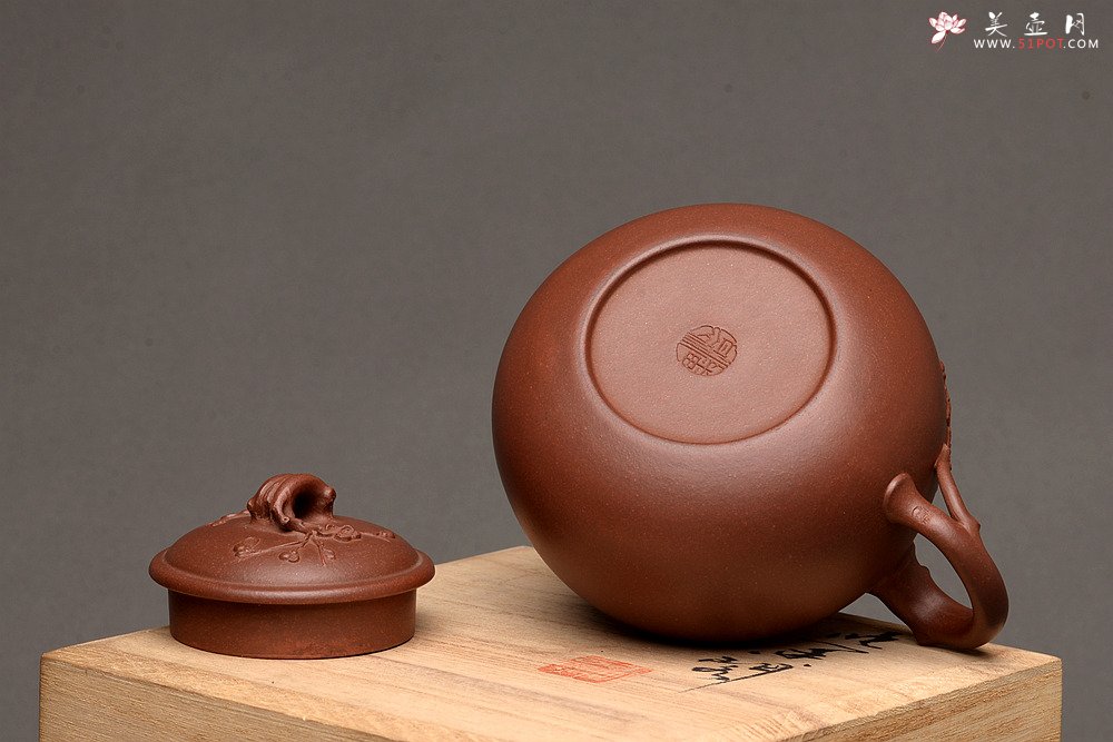 紫砂壶图片：江家风格 梅枝疏朗 贴叶精彩 全手寒香 - 美壶网