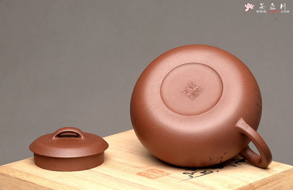 紫砂壶图片：圆润饱满 全手润泉 许嘉年夫人杨米娜全手作品 游心堂精心刻绘 - 美壶网