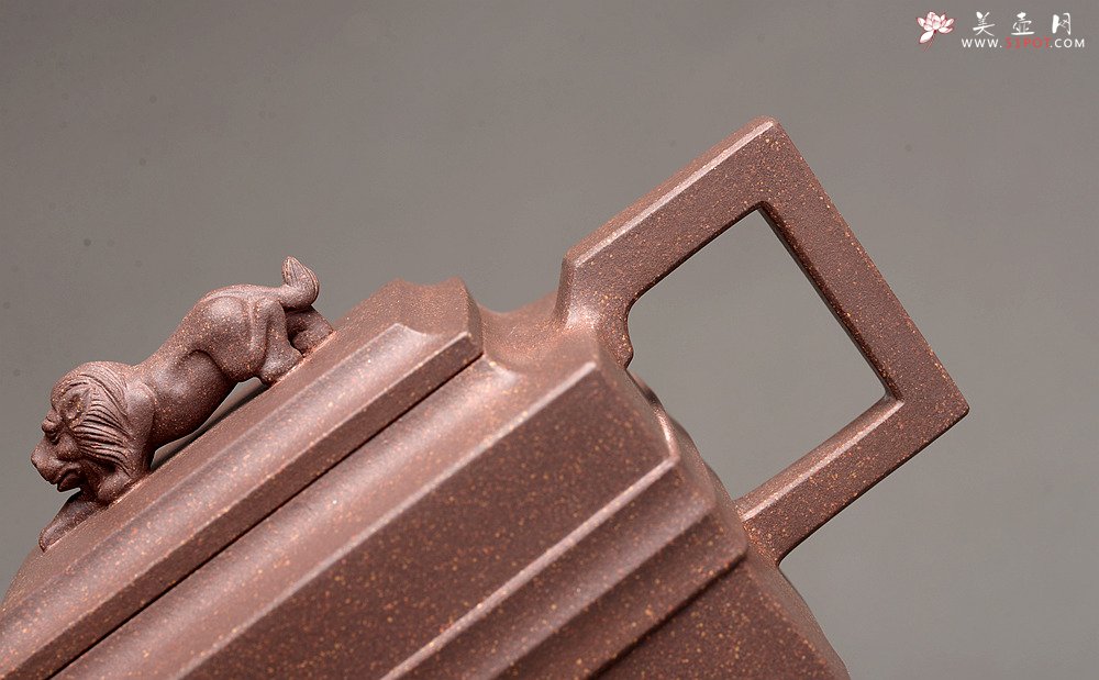 紫砂壶图片：何卫枫全手力作 规整厚重 全手青狮 - 美壶网