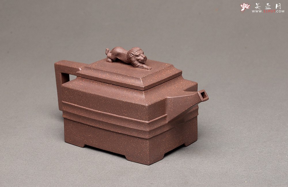 紫砂壶图片：何卫枫全手力作 规整厚重 全手青狮 - 美壶网