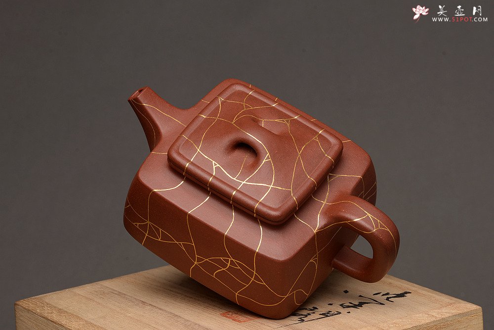 紫砂壶图片：优质底槽青 冰纹魅力~沉稳之作 全手金律四方 真金装饰 - 美壶网