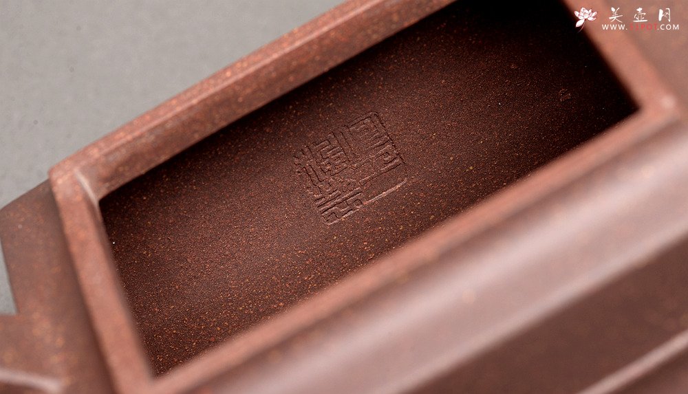 紫砂壶图片：何卫枫全手力作 规整厚重 全手青狮 - 美壶网