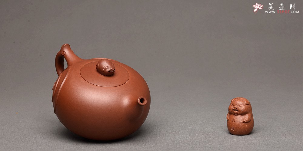 紫砂壶图片：乙未年终全手力作 敦厚可人 处处细节 寓意吉祥 金猪纳福  - 美壶网