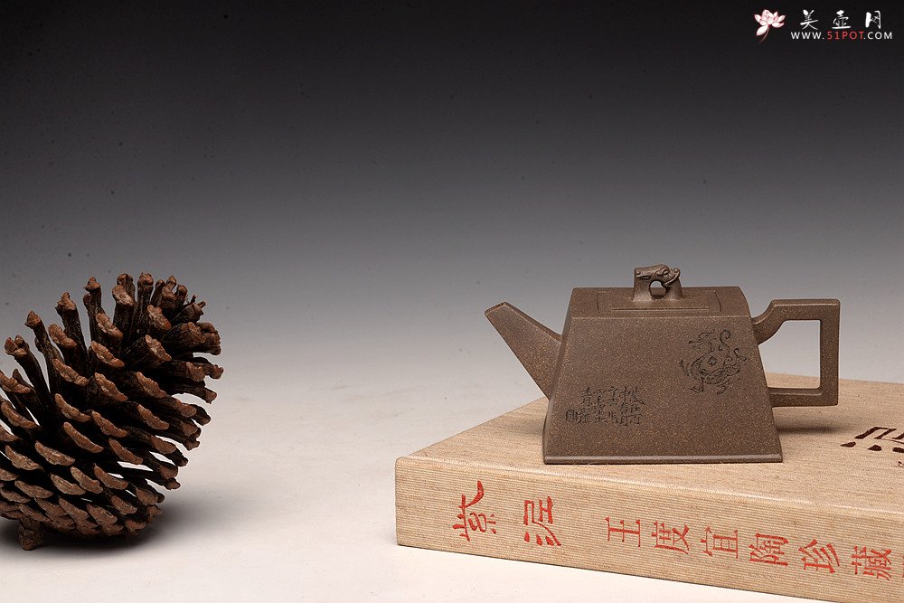 紫砂壶图片：何卫枫新作 陆轶舟装饰 文气耐品~ 全手龙顶四方 优质青段 - 美壶网