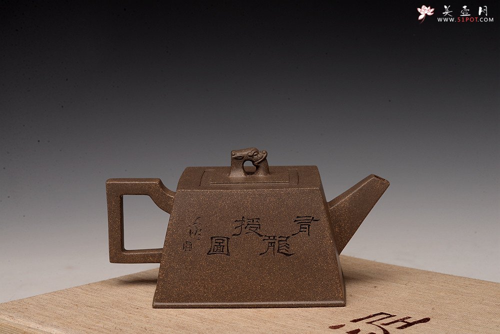 紫砂壶图片：何卫枫新作 陆轶舟装饰 文气耐品~ 全手龙顶四方 优质青段 - 美壶网