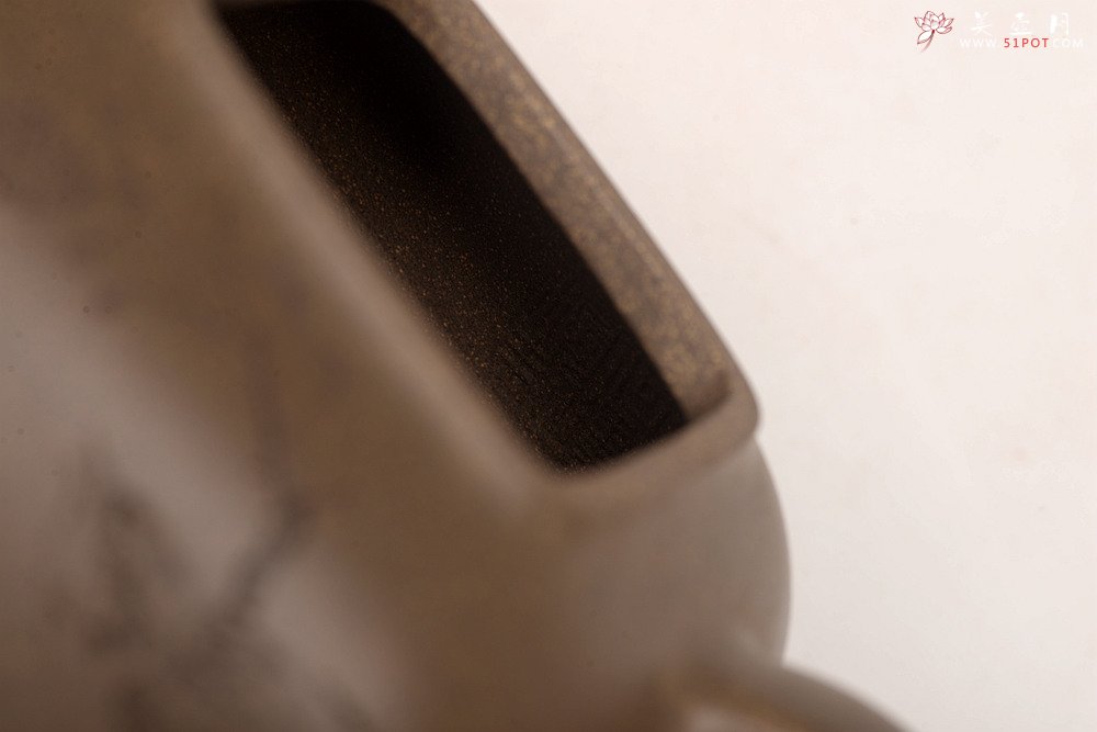 紫砂壶图片：陶刻实力派赵辉装饰  稳重大气 全手墩方 何卫枫经典代表作 做工精致 - 美壶网