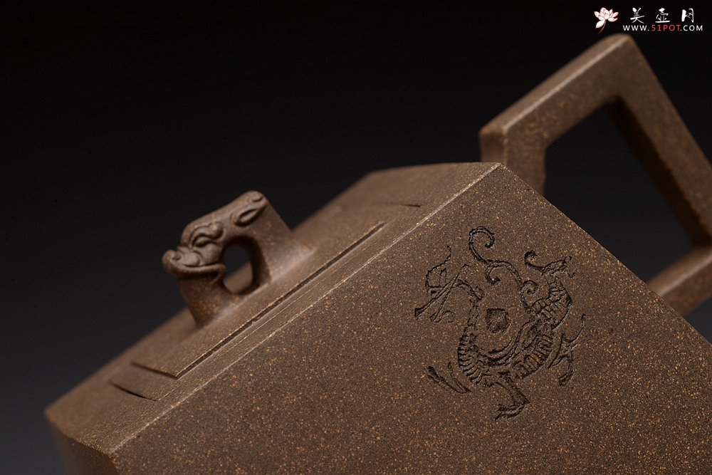 紫砂壶图片：何卫枫新作 陆轶舟装饰 文气耐品~ 全手龙顶四方 优质青段 - 美壶网