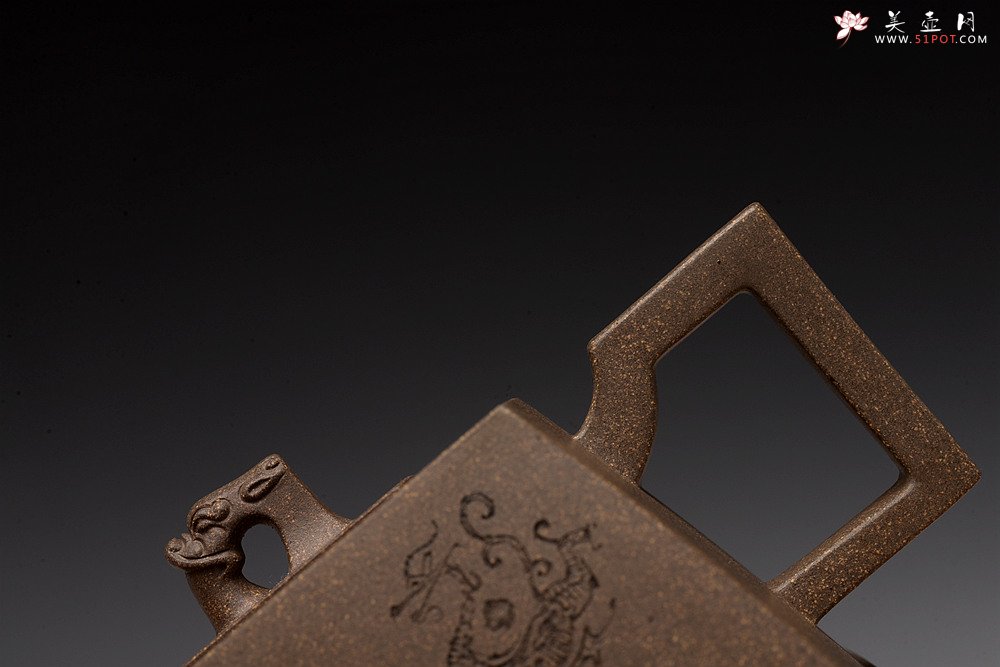 紫砂壶图片：何卫枫新作 陆轶舟装饰 文气耐品~ 全手龙顶四方 优质青段 - 美壶网