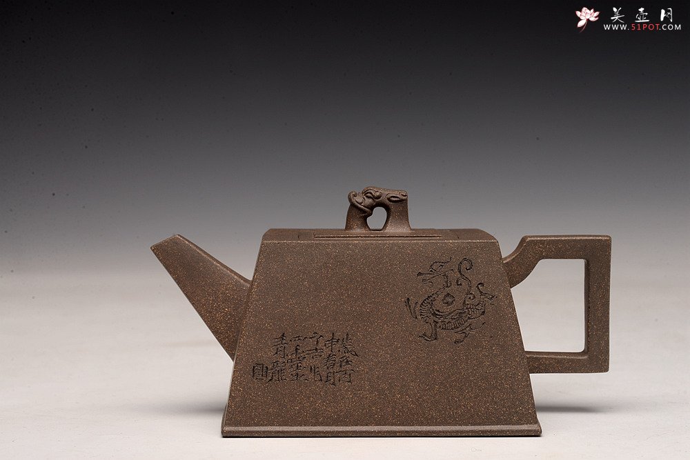 紫砂壶图片：何卫枫新作 陆轶舟装饰 文气耐品~ 全手龙顶四方 优质青段 - 美壶网