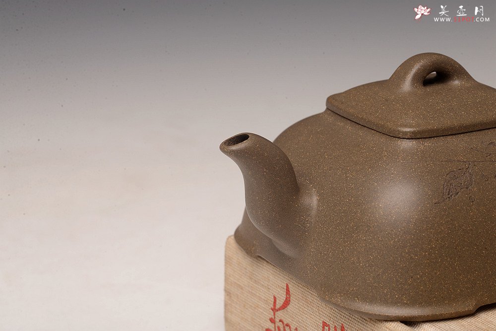紫砂壶图片：陶刻实力派赵辉装饰  稳重大气 全手墩方 何卫枫经典代表作 做工精致 - 美壶网