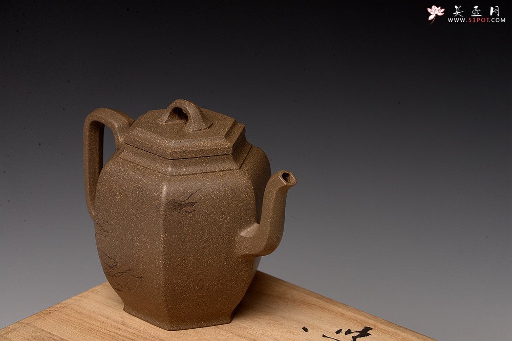 紫砂壶图片：强强联合  秀雅文气 国师赵辉精心装饰 六方云亭 难得文人画遗韵~ - 美壶网