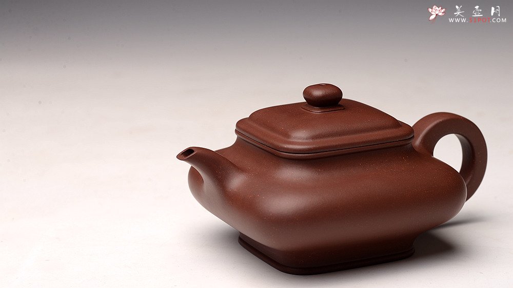 紫砂壶图片：何卫枫全手新品  型正耐品~ 原矿底槽青  全手虚扁四方  - 美壶网