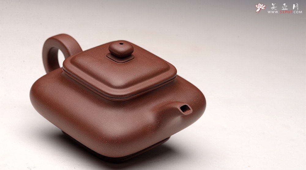 紫砂壶图片：何卫枫全手新品  型正耐品~ 原矿底槽青  全手虚扁四方  - 美壶网