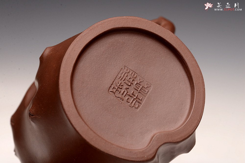 紫砂壶图片： 苍劲之意 古拙之风 单志萍松梅对桩 经典花货题材 - 美壶网