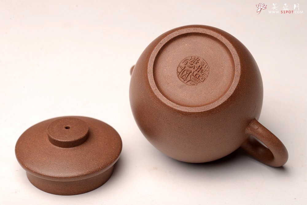 紫砂壶图片：耿其群全手作品 摹古巨轮 优质段泥 古朴拙雅 - 美壶网